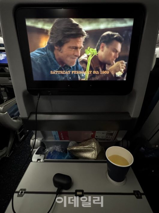 기내 모니터에 LG 엑스붐 버즈 플러스 전용선을 연결해 무선 이어폰으로 영화를 감상하고 있는 모습.(사진=공지유 기자)