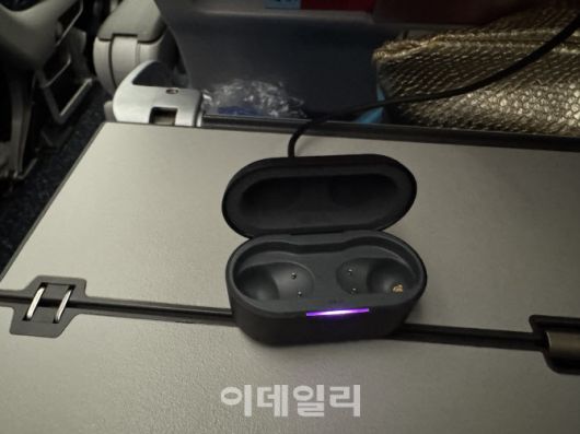 엑스붐 버즈 플러스의 플러그&와이어리스 기능 활성화를 위해 충전 케이스의 버튼을 3초 이상 누르니 보라색 불이 들어오면서 무선으로 소리를 들을 수 있었다. (사진=공지유 기자)