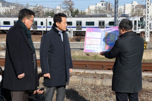 오세훈 서울시장이 지난달 3일 서울 노원구 서울교통공사 창동차량기지에서 열린 진접차량기지 시험운행 개시 기념행사에서 관계자의 서울 디지털바이오시티 조성 계획 관련 브리핑을 듣고 있다. (사진=연합뉴스)