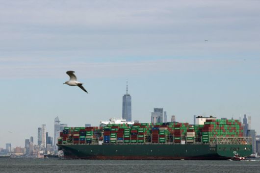 지난 16일(현지시간) 미국 뉴욕시의 뉴욕항에 컨테이너선 탈로스(Talos)호가 입항하고 있다. (사진=로이터)