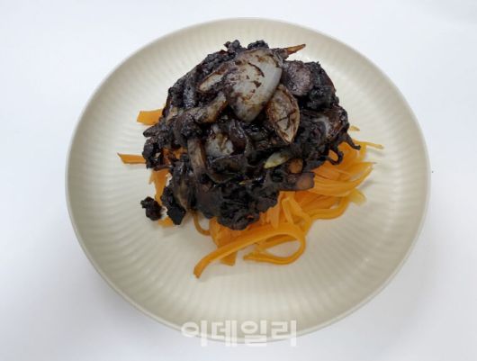 당근으로 만든 ‘짜장면’을 실제로 먹어본 모습. 당근을 면처럼 썰어 찌고, 춘장·된장·다짐육으로 만든 소스를 얹었다. (사진=한전진 기자)