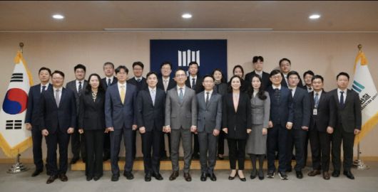 구자현 검찰총장 직무대행(앞 줄 왼쪽에서 다섯번째)이 19 대검찰청 15층 소회의실에서 열린 제13회 공인전문검사 인증서 수여식에서 기념사진을 촬영하고 있다. (사진=대검찰청)