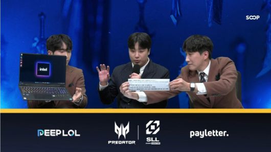 에이서 프레데터 게이밍 노트북에 대해 설명하고 있는 SLL 중계진