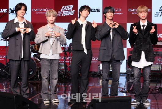 밴드 캐치더영(CATCH THE YOUNG강산이, 최정모 김남현, 안기훈, 이준용)이 19일 서울 강남구 청담동 일지아트홀에서 열린 첫 정규앨범 '이볼브'(EVOLVE) 발매 기념 쇼케이스에서 포토타임을 갖고 있다.(사진=방인권 기자)