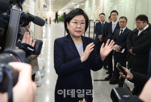 [이데일리 노진환 기자] 이혜훈 기획예산처 장관 후보자가 19일 서울 여의도 국회 대기실 앞에서 취재진의 질문에 답하고 있다.