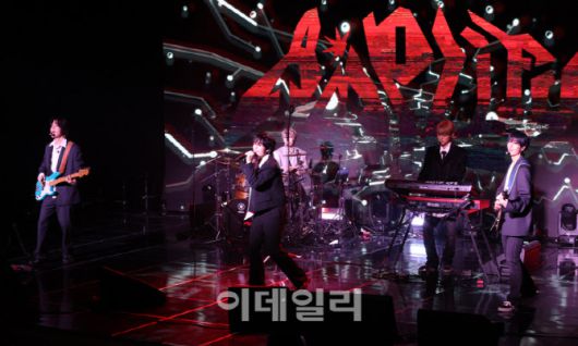 밴드 캐치더영(CATCH THE YOUNG강산이, 안기훈, 김남현, 이준용, 최정모)이 19일 서울 강남구 청담동 일지아트홀에서 열린 첫 정규앨범 '이볼브'(EVOLVE) 발매 기념 쇼케이스에서 멋진 무대를 선보이고 있다.(사진=방인권 기자)