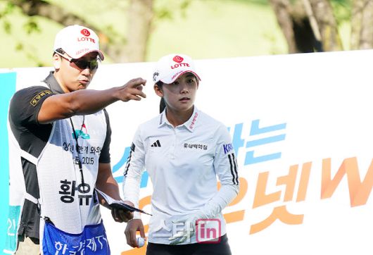 황유민기 KLPGA 투어 경기 도중 캐디와 코스 공략에 대해 상의하고 있다. (사진=이데일리DB)