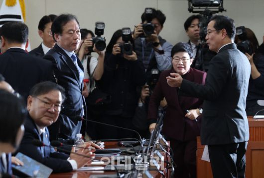 [이데일리 노진환 기자] 19일 서울 여의도 국회에서 열린 재정경제기획위원회 전체회의에서 여야 간사인 정태호(왼쪽) 더불어민주당 의원과 박수영(오른쪽) 국민의힘 의원이 정회 후 대화하고 있다. 가운데는 임이자 재정경제기획위원장.