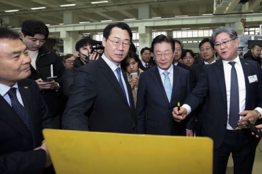 더불어민주당 대표 시절 화성시를 방문한 이재명 대통령과 정명근 화성시장이 지역 산업체를 시찰하고 있다.(사진=화성시)