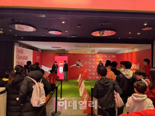 17일 서울 용산구 CGV 용산아이파크몰에서 열린 FIFA 월드컵 트로피 투어 행사 체험존에 사람들이 줄을 서 있다. (사진=신수정 기자)