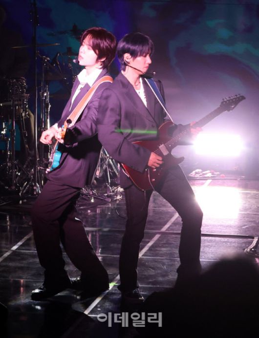 밴드 캐치더영(CATCH THE YOUNG강산이, 안기훈, 김남현, 이준용, 최정모)이 19일 서울 강남구 청담동 일지아트홀에서 열린 첫 정규앨범 '이볼브'(EVOLVE) 발매 기념 쇼케이스에서 멋진 무대를 선보이고 있다. (사진=방인권 기자)