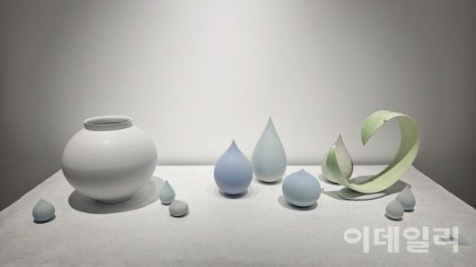 갤러리조은 ‘평온의 가장자리’ 전 전경. 조원재의 주요 작업을 한눈에 볼 수 있는 디스플레이했다. ‘순간의 가장자리’(2025), ‘푸른 물방울’(2025), ‘매우 작은 순간의 가장자리’(2025) 등 ‘물방울’ 연작으로 제작한 작품들을 중심으로 두고 왼쪽에는 ‘2025-결 달항아리-004’(2024, 37.5×37.5×34㎝)를, 오른쪽에는 ‘자연시점 ＃001’(2023, 42×12×37㎝)을 놓았다(사진=오현주 문화전문기자).