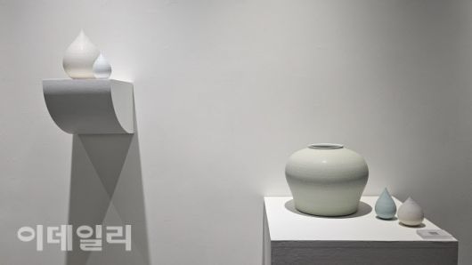 갤러리조은 ‘평온의 가장자리’ 전 전경. 조원재의 ‘물방울’ 연작 중 ‘순간의 가장자리’(2025)와 ‘매우 작은 순간의 가장자리’(2025) 곁에 넉넉해 보이는 항아리 하나(‘2024-푸른호-007’ 2024, 28×28×22.5㎝·아래 왼쪽)가 놓였다(사진=오현주 문화전문기자).