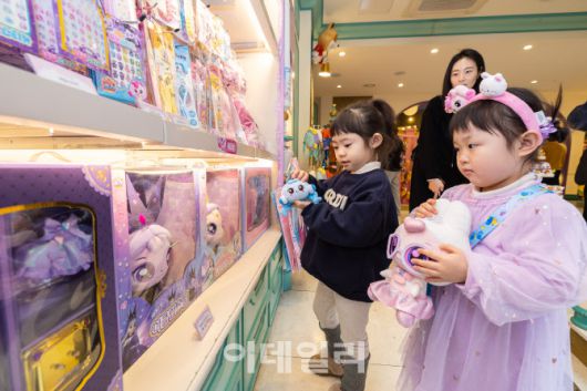 롯데월드 어드벤처 ‘티니핑’ 굿즈 판매존을 구경하고 있는 방문객들 (사진=롯데월드)