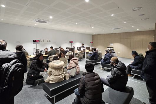 20일 오전 서울 송파구 ‘잠실 르엘’ 입주지원센터에서 입주민들이 번호표를 뽑고 상담 순서를 기다리고 있다.(사진=김은경 기자)