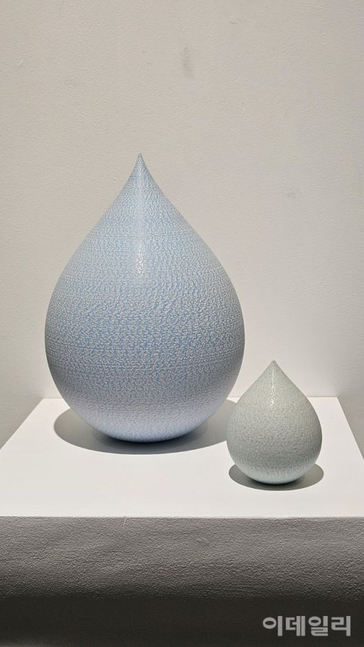 조원재의 ‘물방울’ 작품 설치 전경. 연작 ‘푸른 물방울’(2025) 중 두 점이다. 물레에서 형체를 빚은 두 개의 몸체를 붙인 뒤 다시 물레에 올려 송곳처럼 생긴 도구로 표면을 찍어 패턴을 새긴다(사진=오현주 문화전문기자).