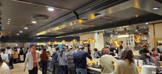 애슐리퀸즈가 가격 대비 만족도를 극대화하는 가심비 전략으로 매장수는 전성기 수준을 회복하고 매출은 창사 이래 최대 실적을 갱신 중이다. 애슐리퀸즈 서울 마곡점에서 손님들이 식사를 하고 있다. (사진=애슐리퀸즈)