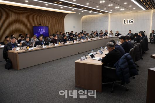 20일 LIG넥스원 판교하우스에서 방위사업청, LIG넥스원, 합참, 공군, 국방과학연구소, 국방기술품질원 등 관계자들이 참석해 전자전기(Block-I) 체계개발 사업 착수회의를 하고 있다. (사진=방사청)