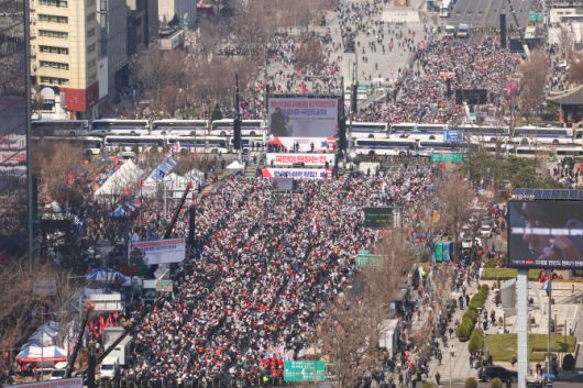 지난해 3월 22일 ‘윤석열 대통령 탄핵반대 광화문국민대회’가 열린 서울 중구 세종대로에 경찰버스가 차벽을 세우고 있다. (사진=연합뉴스)