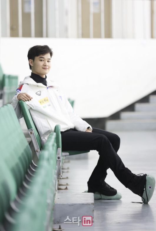 2026 밀라노·코르티나담페초 동계 올림픽 피겨 스케이팅 남자 싱글에 출전하는 김현겸이 이데일리와 인터뷰에서 포즈를 취하고 있다. 사진=이영훈 기자