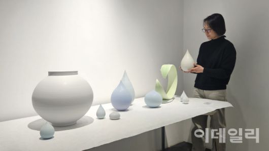 작가 조원재가 갤러리조은 ‘평온의 가장자리’ 전에 내놓은 자신의 작품들에 섞여 또 다른 풍경을 만들고 있다(사진=오현주 문화전문기자).