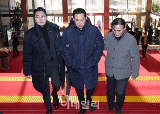 [이데일리 노진환 기자] 더불어민주당에 통일교 및 공천뇌물 특검 수용을 촉구하며 6일째 단식을 이어가고 있는 장동혁 국민의힘 대표가 20일 서울 여의도 국회 외부에서 산책 후 다시 농성장으로 향하고 있다.