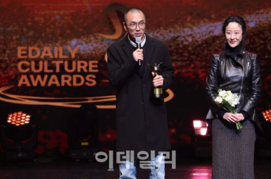 김성용(왼쪽) 국립현대무용단 단장 겸 예술감독과 김보라 안무가가 ‘제12회 이데일리 문화대상’에서 시상식에서 무용 부문 최우수상을 수상한 뒤 소감을 말하고 있다(사진=노진환 기자).