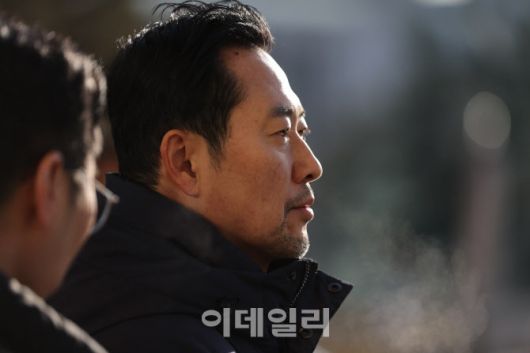 [이데일리 노진환 기자] 더불어민주당에 통일교 및 공천뇌물 특검 수용을 촉구하며 6일째 단식을 이어가고 있는 장동혁 국민의힘 대표가 20일 서울 여의도 국회 본관 앞에서 잠시 숨을 고르고 있다.