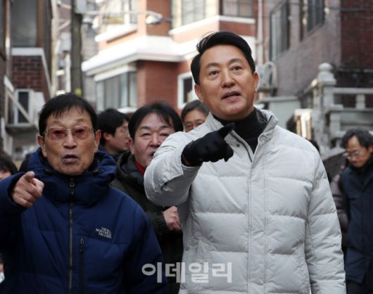 오세훈 서울시장이 지난 19일 서울 관악구 신림7 재개발구역을 방문해 관계자들과 현장을 둘러보고 있다. (사진=김태형 기자)