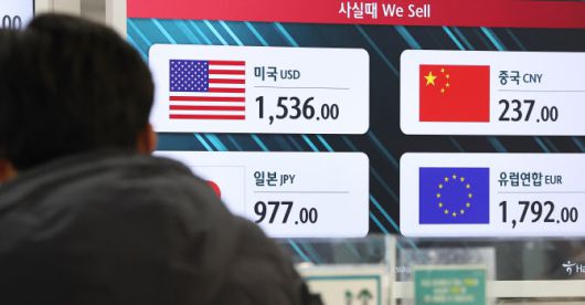 19일 인천공항에 있는 은행 환전창구에서 내·외국인이 환전 등을 문의하고 있다. (사진=연합뉴스)