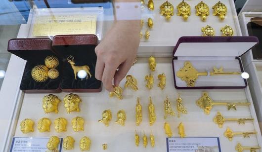 서울 종로구 한국금거래소 본점에 진열된 금 제품들.(사진=연합뉴스)