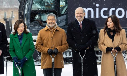 16일(현지시간) 마이크론 뉴욕주 공장 착공식에 참석한 캐시 호컬 뉴욕주지사(왼쪽부터), 산제이 메흐로트라 마이크론 CEO, 하워드 러트닉 미국 상무장관, 로리 차베즈더리머 미국 노동장관. (사진=마이크론)