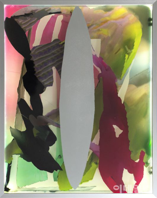 송지영 ‘틈’(2025), 유리에 아크릴·필름, 30.5×28.9㎝(사진=메타갤러리 라루나)