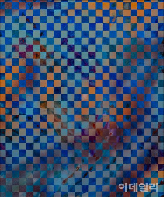 송지영 ‘그리드 블루 1’(Grid Blue 1·2025), 패널에 오일·아크릴, 71×59㎝(사진=메타갤러리 라루나)