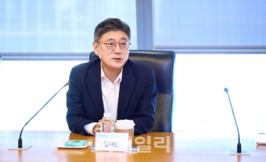 SK텔레콤(CEO 정재헌)은 고객신뢰 위원회(위원장 안완기)와 을지로에 위치한 T타워에서 2026년 첫 정기 간담회를 개최했다고 21일 밝혔다. 정재헌 CEO가 발언하고 있다(사진=SKT)