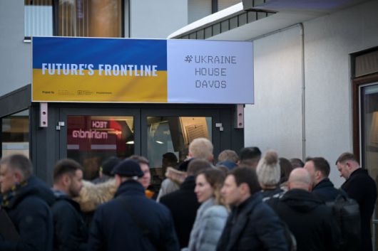 20일(현지시간) 스위스 다보스에서 열린 제56차 세계경제포럼(WEF) 연례회의 기간 중, 사람들이 우크라이나 하우스 다보스(Ukraine House Davos) 밖에 모여 있다. (사진=로이터)