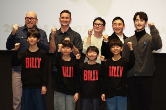 에드 번사이드 연출(뒷줄 왼쪽부터), 톰 호지슨 안무가, 이정권, 신현지 안무가, 임선우 발레리노, 김승주, 김우진, 조윤우, 박지후가 21일 서울 중구 충무아트센터에서 열린 뮤지컬 '빌리 엘리어트' 기자간담회에서 포즈를 취하고 있다. (사진=연합뉴스)