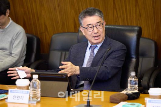 SK텔레콤(CEO 정재헌)은 고객신뢰 위원회(위원장 안완기)와 을지로에 위치한 T타워에서 2026년 첫 정기 간담회를 개최했다고 21일 밝혔다. 안완기 위원장이 발언하고 있다(사진=SKT)