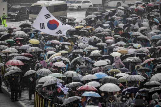 지난해 1월 5일 서울 용산구 대통령 관저 인근에서 사랑제일교회 등 보수단체 회원들이 탄핵 기각 촉구 전국 주일 연합 예배를 하고 있다. (사진=뉴시스)