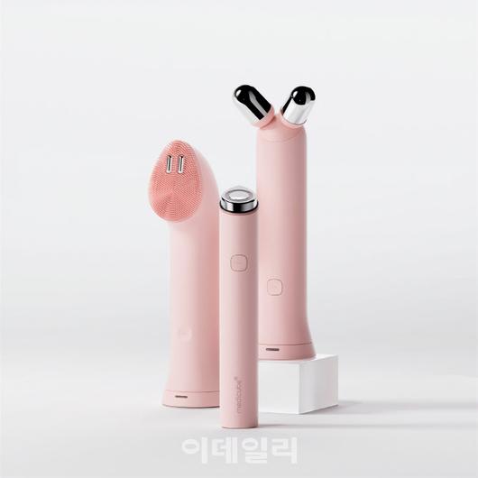 에이지알(AGE-R) 결합형 디바이스 제품군.(사진=에이피알)