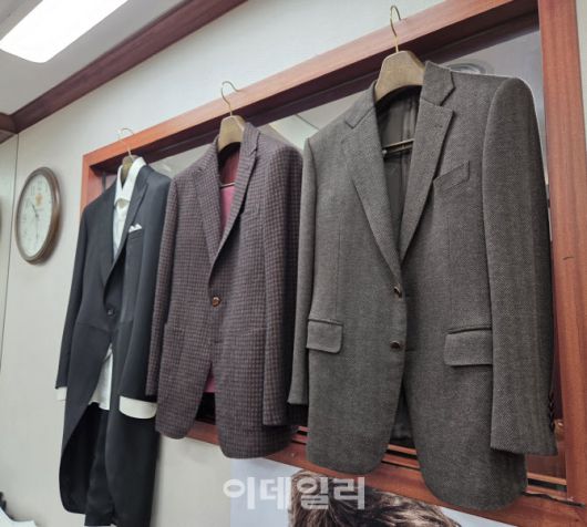 골드핑거 매장에 진열된 양복. (사진=김응태 기자)