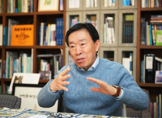 제종길 전 안산시장이 22일 상록구 ㈔도시인숲 사무실에서 인터뷰를 하고 있다. (사진 = 제종길 전 시장 제공)