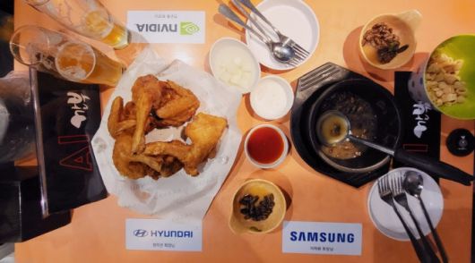 깐부치킨 삼성점 젠슨황 테이블에서 ‘AI깐부 세트’를 주문했다.