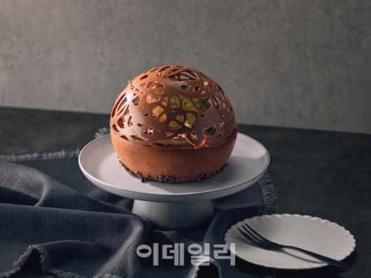 안다즈 서울 강남의 신년 케이크 ‘쇼콜라 누아 돔’ (사진=호텔 안다즈 서울 강남)