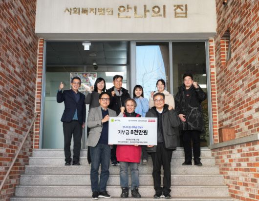 한국토요타자동차 및 토요타파이낸셜코리아 임직원들과 안나의집 김하종 신부 (앞줄 가운데)