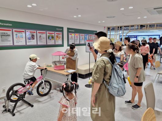 롯데마트 구리점 문화센터에 아동과 부모 고객이 방문한 모습 (사진=롯데마트)