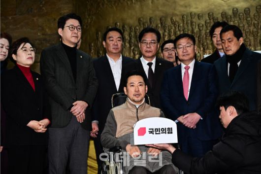 [이데일리 노진환 기자] ‘통일교·공천헌금’ 쌍특검법 수용을 촉구하며 단식을 시작한 장동혁 국민의힘 대표가 22일 서울 여의도 국회에서 단식 8일 만에 단식을 중단하고 발언을 하고 있다.