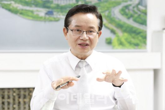 최호권 서울 영등포구청장이 경부선 철도 지하화를 설명하고 있다.(사진=이영훈 기자)