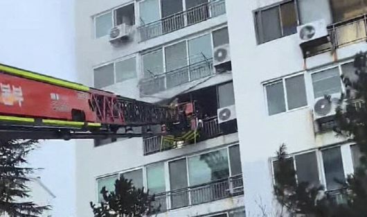 지난 19일 화재가 발생한 전남 광양의 한 아파트 5층. (사진=뉴스1)