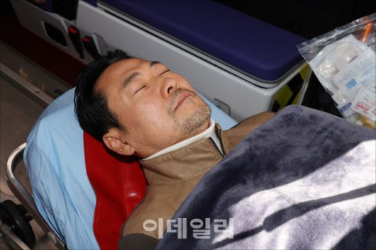 [이데일리 노진환 기자] ‘통일교·공천헌금’ 쌍특검법 수용을 촉구하며 단식을 시작한 장동혁 국민의힘 대표가 22일 서울 여의도 국회에서 단식 8일 만에 박근혜 전 대통령의 단식 중단 권고를 받아들이며 병원으로 이송되고 있다.